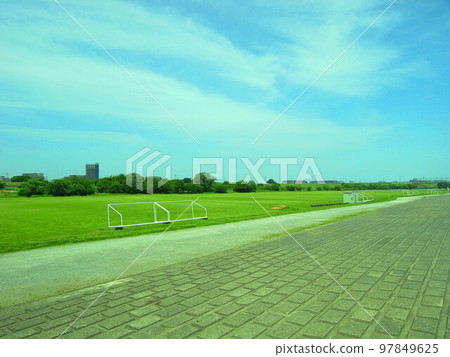 Scenery of a soccer field on the Edogawa seawall and the weeded riverbed in early summer Scenery of a soccer field on the Edogawa seawall and the weeded riverbed in early summer 97849625