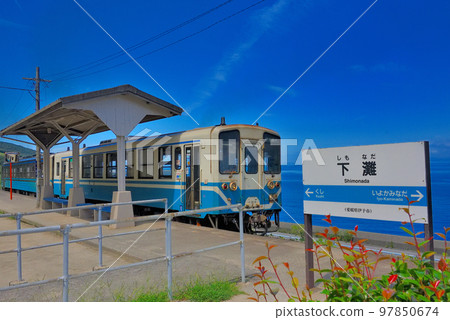 愛媛縣伊予市四國、愛媛、下灘站、島三線月台和彷彿漂浮在瀨戶內海的電車風景（5） 97850674
