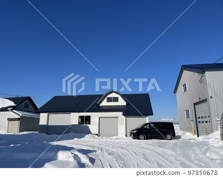 北海道冬天的農舍 北海道冬天的農舍 97850678
