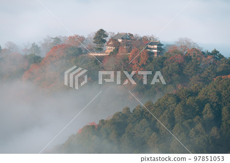[Japan's Top 100 Castles] Bitchu Matsuyama Castle The autumn sea of clouds, watchtowers and autumn foliage seen from the observatory 4 Takahashi City, Okayama Prefecture 97851053