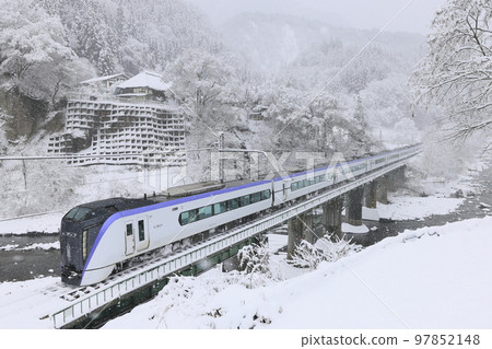 行駛在白雪皚皚的大糸線上的“特快梓” 97852148