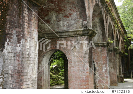南禪寺水路閣是為了將琵琶湖的水輸送到京都市而建造的。 南禪寺水路閣是為了將琵琶湖的水輸送到京都市而建造的。 97852386