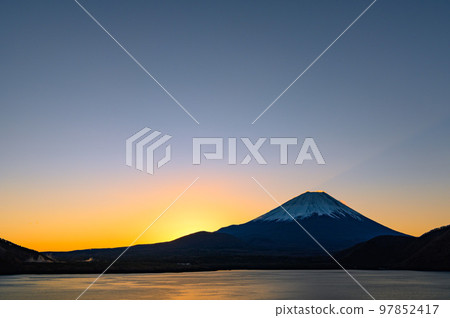 從本栖湖看到黎明時分的富士山 97852417