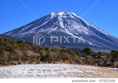 富士金的鄉村和富士山的絕景,冬天的風景 富士金的鄉村和富士山的絕景,冬天的風景 97852509