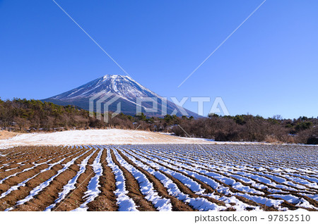 富士金的鄉村和富士山的絕景,冬天的風景 富士金的鄉村和富士山的絕景,冬天的風景 97852510