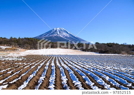 富士金的鄉村和富士山的絕景,冬天的風景 富士金的鄉村和富士山的絕景,冬天的風景 97852515
