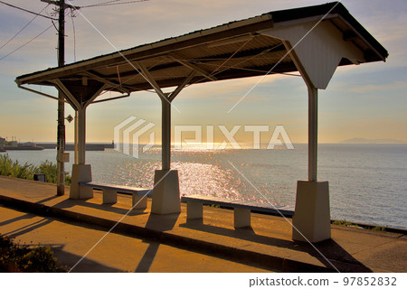 愛媛縣伊予市，愛媛縣四國下灘站，夕陽西下，美不勝收的上鏡站(4) 97852832