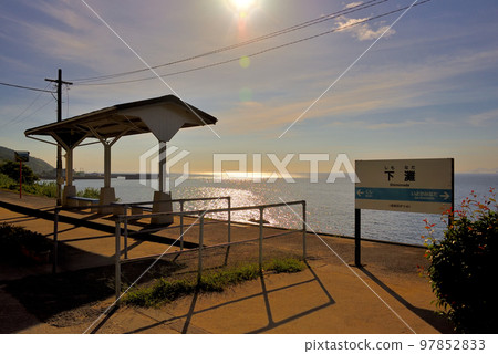愛媛縣伊予市，愛媛縣四國下灘站，夕陽西下，美不勝收的上鏡站(5) 97852833