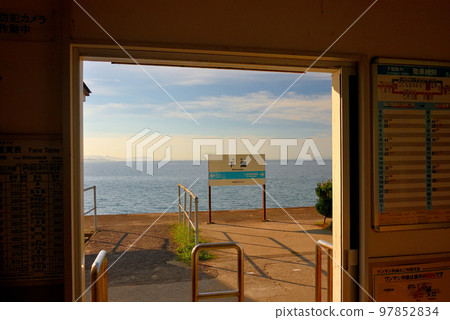 愛媛縣伊予市，愛媛縣四國下灘站站樓候車室夕陽照耀下的月台照片(1) 97852834