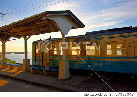 Shikoku/Ehime/Shimonada Station/The body of the Dosan Line shining golden against the backdrop of the setting sun, the impressive scenery of the sky and the sea/Iyo City, Ehime Prefecture (3) Shikoku/Ehime/Shimonada Station/The body of the Dosan Line shining golden against the backdrop of the setting sun, the impressive scenery of the sky and the sea/Iyo City, Ehime Prefecture (3) 97852848