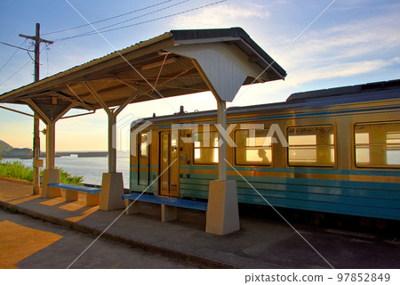 Shikoku/Ehime/Shimonada Station/Dosan Line shining golden in the setting sun, somewhat nostalgic golden scenery/Iyo City, Ehime Prefecture (1) Shikoku/Ehime/Shimonada Station/Dosan Line shining golden in the setting sun, somewhat nostalgic golden scenery/Iyo City, Ehime Prefecture (1) 97852849