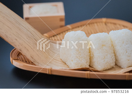 白米飯糰黑背特寫圖片素材 97853216