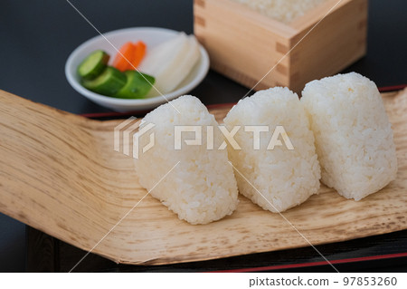 白米飯糰黑背特寫圖片素材 97853260