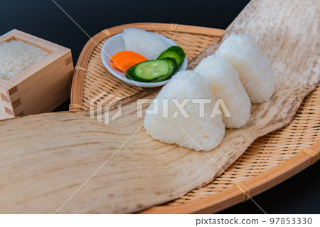 白米飯糰黑背特寫圖片素材 97853330