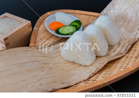 白米飯糰黑背特寫圖片素材 97853331