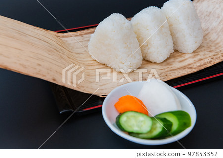 White rice rice ball black back close-up image material 97853352