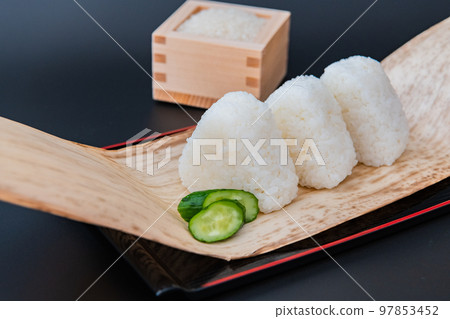 飯糰黑色背景特寫日本食物形像素材 飯糰黑色背景特寫日本食物形像素材 97853452