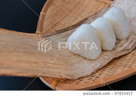 飯糰黑色背景特寫日本食物形像素材 97853457