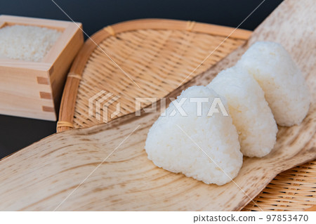 飯糰黑色背景特寫日本食物形像素材 97853470