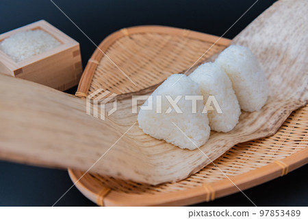 飯糰黑色背景特寫日本食物形像素材 飯糰黑色背景特寫日本食物形像素材 97853489