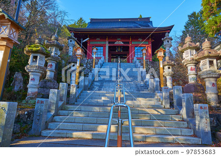 秋天從青梅市禦嶽山武藏禦岳神社的石階上仰望隨神門 97853683