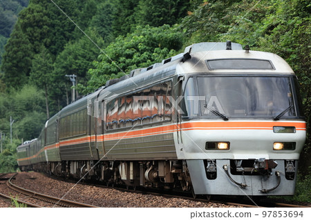 Long train limited express Hida Kiha 85 Shirakawaguchi - Shimoyui that turns an S-shaped curve Long train limited express Hida Kiha 85 Shirakawaguchi - Shimoyui that turns an S-shaped curve 97853694