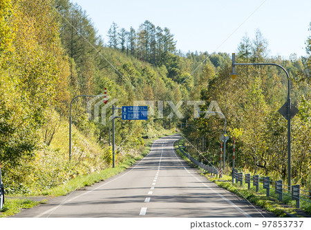 秋天的北海道,早上的美瑛 秋天的北海道,早上的美瑛 97853737