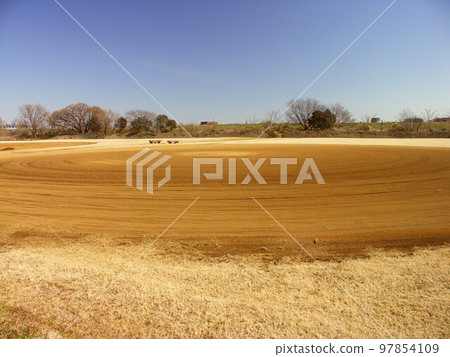 早春江戶川河床棒球場的景色 早春江戶川河床棒球場的景色 97854109