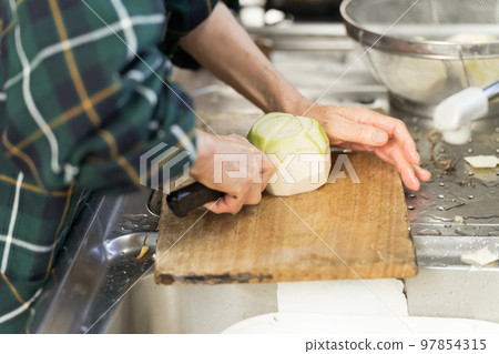 切芋頭母馬鈴薯的高級婦女 97854315