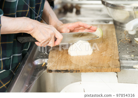 切芋頭母馬鈴薯的高級婦女 97854316