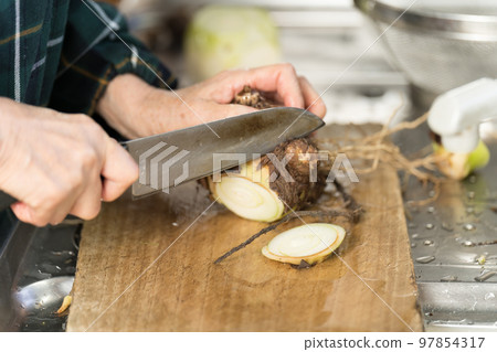 切芋頭母馬鈴薯的高級婦女 97854317