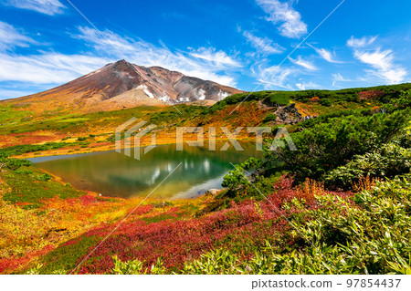 秋天北海道大雪山的旭岳，日本最早的秋葉和清澈的藍天 97854437