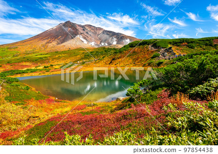 秋天北海道大雪山的旭岳，日本最早的秋葉和清澈的藍天 97854438