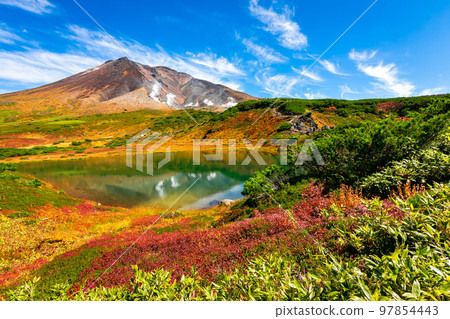 Asahidake in Daisetsuzan, Hokkaido in autumn, Japan's earliest autumn leaves and clear blue sky Asahidake in Daisetsuzan, Hokkaido in autumn, Japan's earliest autumn leaves and clear blue sky 97854443