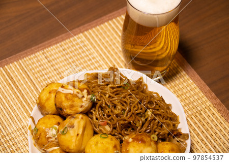 大份章魚燒和炒麵配啤酒 大份章魚燒和炒麵配啤酒 97854537