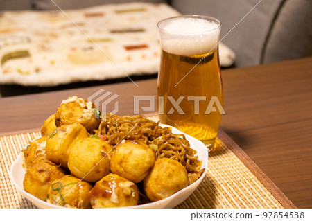 大份章魚燒和炒麵配啤酒 大份章魚燒和炒麵配啤酒 97854538