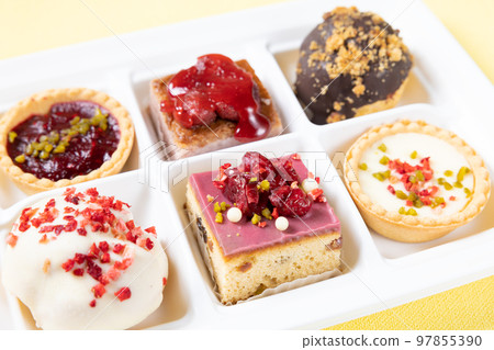 一套美味的小蛋糕和奶油泡芙 一套美味的小蛋糕和奶油泡芙 97855390