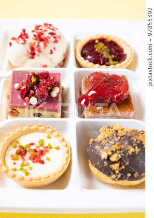 一套美味的小蛋糕和奶油泡芙 97855392