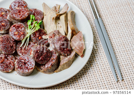 盤子裡的韓國食品聖代肝肺菜 97856514