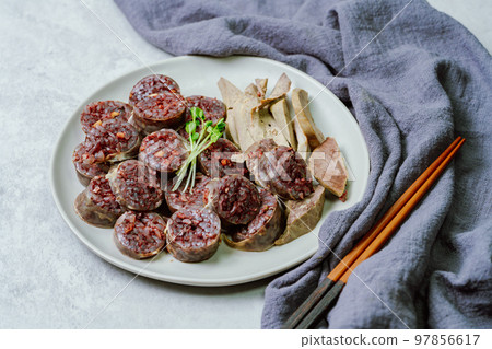 盤子裡供應美味的韓國食品聖代菜 盤子裡供應美味的韓國食品聖代菜 97856617