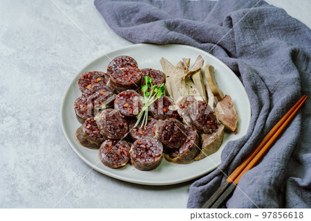 盤子裡供應美味的韓國食品聖代菜 盤子裡供應美味的韓國食品聖代菜 97856618
