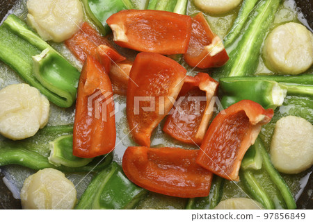 海鮮干貝燈籠椒的料理食譜靜物高視角視圖 97856849