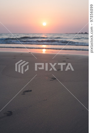 Itoshima, Fukuoka Prefecture Sunset and sunset over the Genkai Sea from the Keya Surf Point on Heinohama, where there are many surfers Itoshima, Fukuoka Prefecture Sunset and sunset over the Genkai Sea from the Keya Surf Point on Heinohama, where there are many surfers 97856899