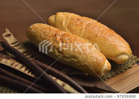 棚拍手工自製的法式芝麻麵包 棚拍手工自製的法式芝麻麵包 97856908