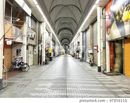 Kofu's shopping district becomes a shutter town 97858110