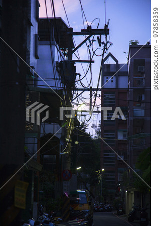 暮光之城，房屋，行人，街道，建築，電線桿，路燈，黃昏，房屋，行人，小巷，建築物，電線桿， 97858359