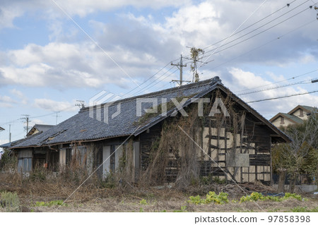 [Social issues] Unoccupied house 97858398