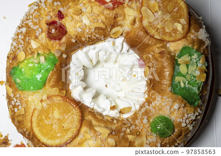 Roscon. Roscon de Reyes. Kingcake. Bun made with a sweet dough in the shape of a toroid decorated with slices of candied, candied or crystallized fruit of various colors with cream inside. Roscon. Roscon de Reyes. Kingcake. Bun made with a sweet dough in the shape of a toroid decorated with slices of candied, candied or crystallized fruit of various colors with cream inside. 97858563