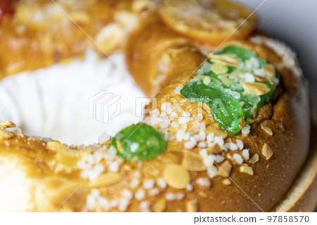 Roscon. Roscon de Reyes. Kingcake. Bun made with a sweet dough in the shape of a toroid decorated with slices of candied, candied or crystallized fruit of various colors with cream inside. 97858570