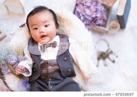 一個 3 個月大的嬰兒,穿著燕尾服,笑容可愛 一個 3 個月大的嬰兒,穿著燕尾服,笑容可愛 97858697
